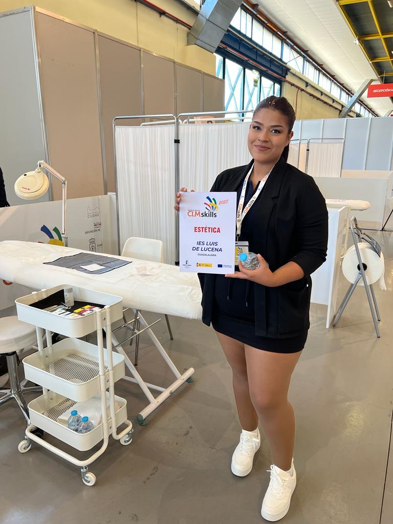 IESLuisDeLucena's tweet photo. Comienza la prueba de #estética en #clmskills #Albacete
¡Vamos Lesly Sofía!
#lafpenelLucena
#olimpiadasFP
#educajccm https://t.co/RNgnuDggvn