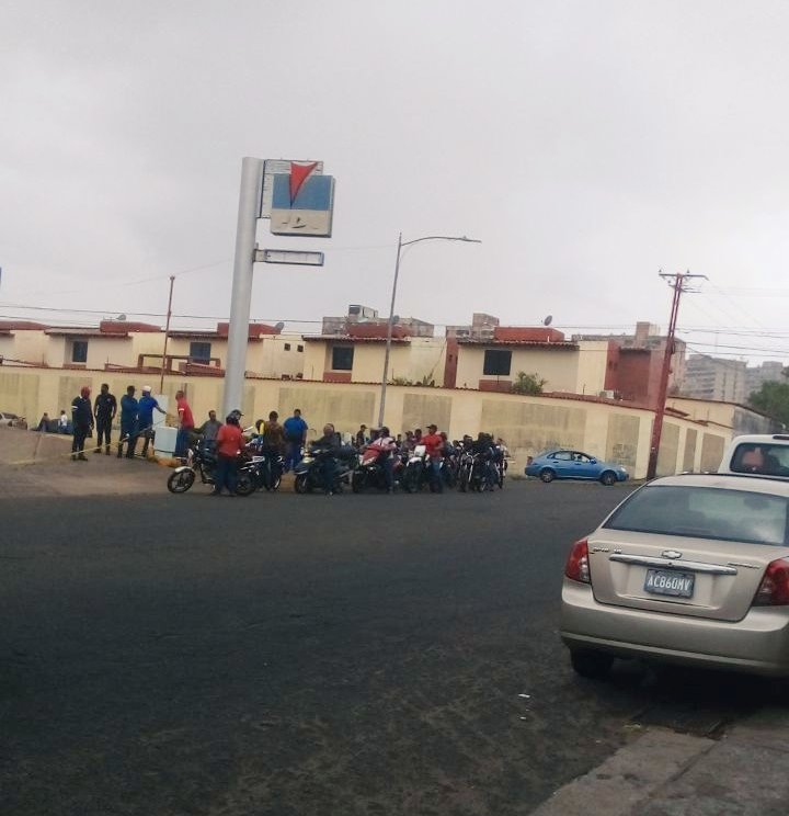 LosOlivosInfo's tweet photo. #20Abr 10:10 AM | #SinGasolina Se viven momentos de tensión en la E/S Virgen del Valle, cientos de vehículos aguardan para poner gasolina y la fila avanza muy lentamente. https://t.co/Hgqazzrsa1
