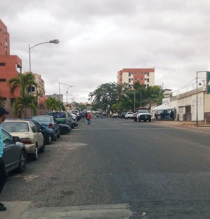 LosOlivosInfo's tweet photo. #20Abr 10:10 AM | #SinGasolina Se viven momentos de tensión en la E/S Virgen del Valle, cientos de vehículos aguardan para poner gasolina y la fila avanza muy lentamente. https://t.co/Hgqazzrsa1