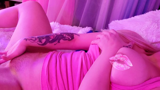 It's Thursday!! Meaning you can definitely come check my "Happy Hour" 🍻🥂 page after work and come have<a href="/tag/sexy"class="tags"><span>#sexy</span></a><a href="/tag/blonde"class="tags"><span>#blonde</span></a><a href="/tag/nsfwtwt"class="tags"><span>#nsfwtwt</span></a>