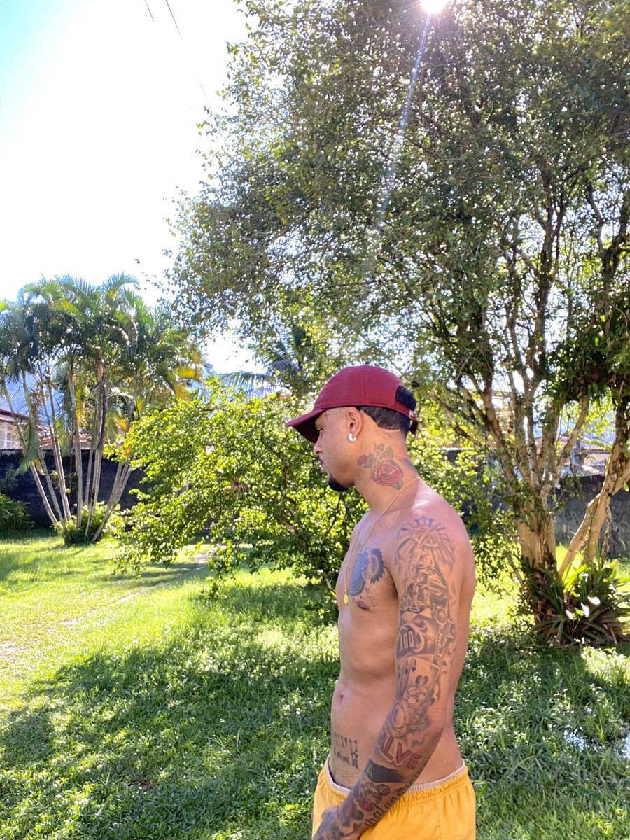 Jottaofc07's tweet photo. Quem tem seu próprio brilho nunca ficará na escuridão 🍃🚀💪🏾🔥 #viral2023 https://t.co/D6CB9UIHps