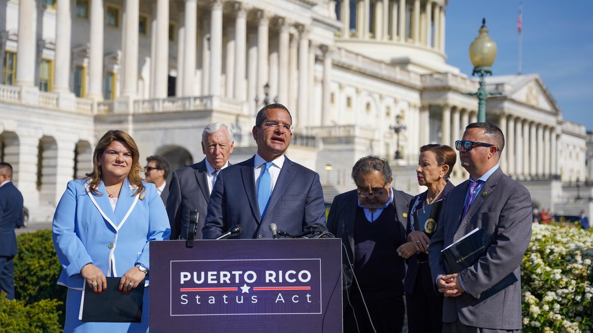 GovPierluisi's tweet image. Como líderes de nuestros constituyentes, nos unimos en defensa de los ideales democráticos de nuestra nación. Reclamamos igualdad para los ciudadanos americanos de Puerto Rico, para asegurarles que tengan voz y voto sobre las decisiones de que definen su futuro. Eso es lo que los…