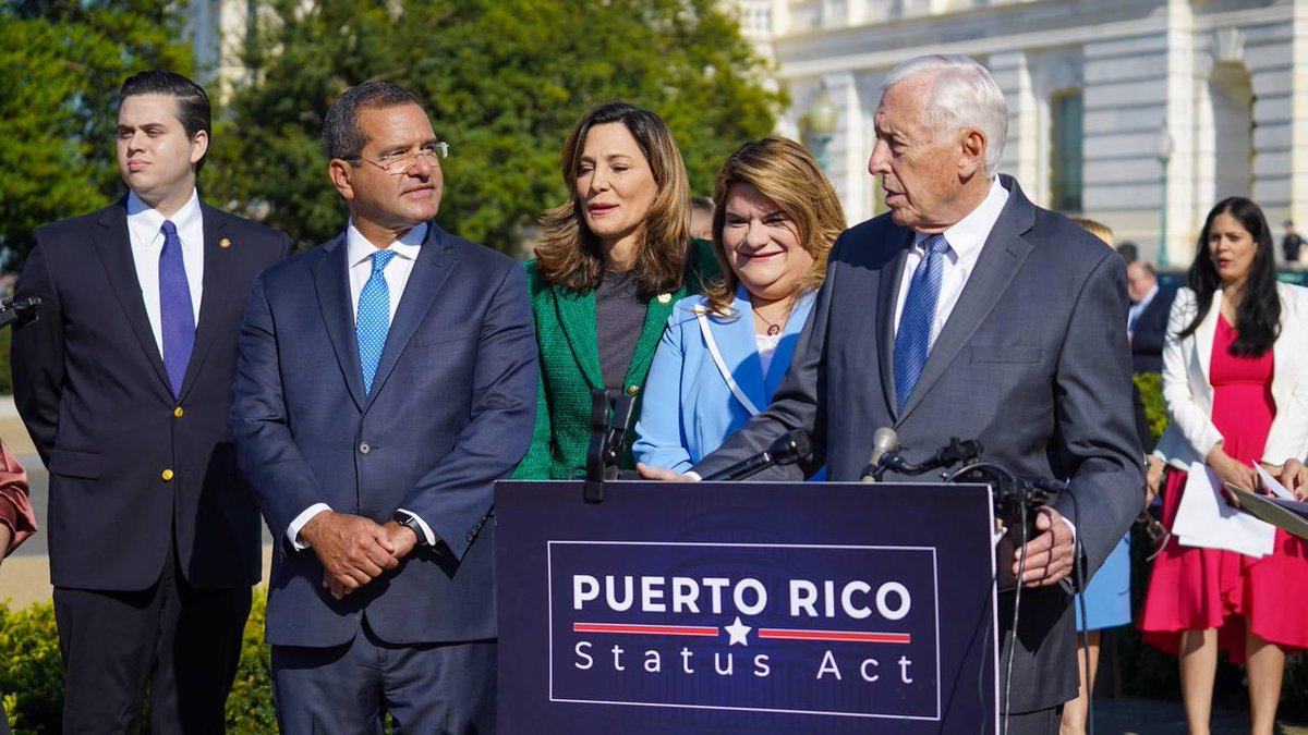 GovPierluisi's tweet image. Como líderes de nuestros constituyentes, nos unimos en defensa de los ideales democráticos de nuestra nación. Reclamamos igualdad para los ciudadanos americanos de Puerto Rico, para asegurarles que tengan voz y voto sobre las decisiones de que definen su futuro. Eso es lo que los…