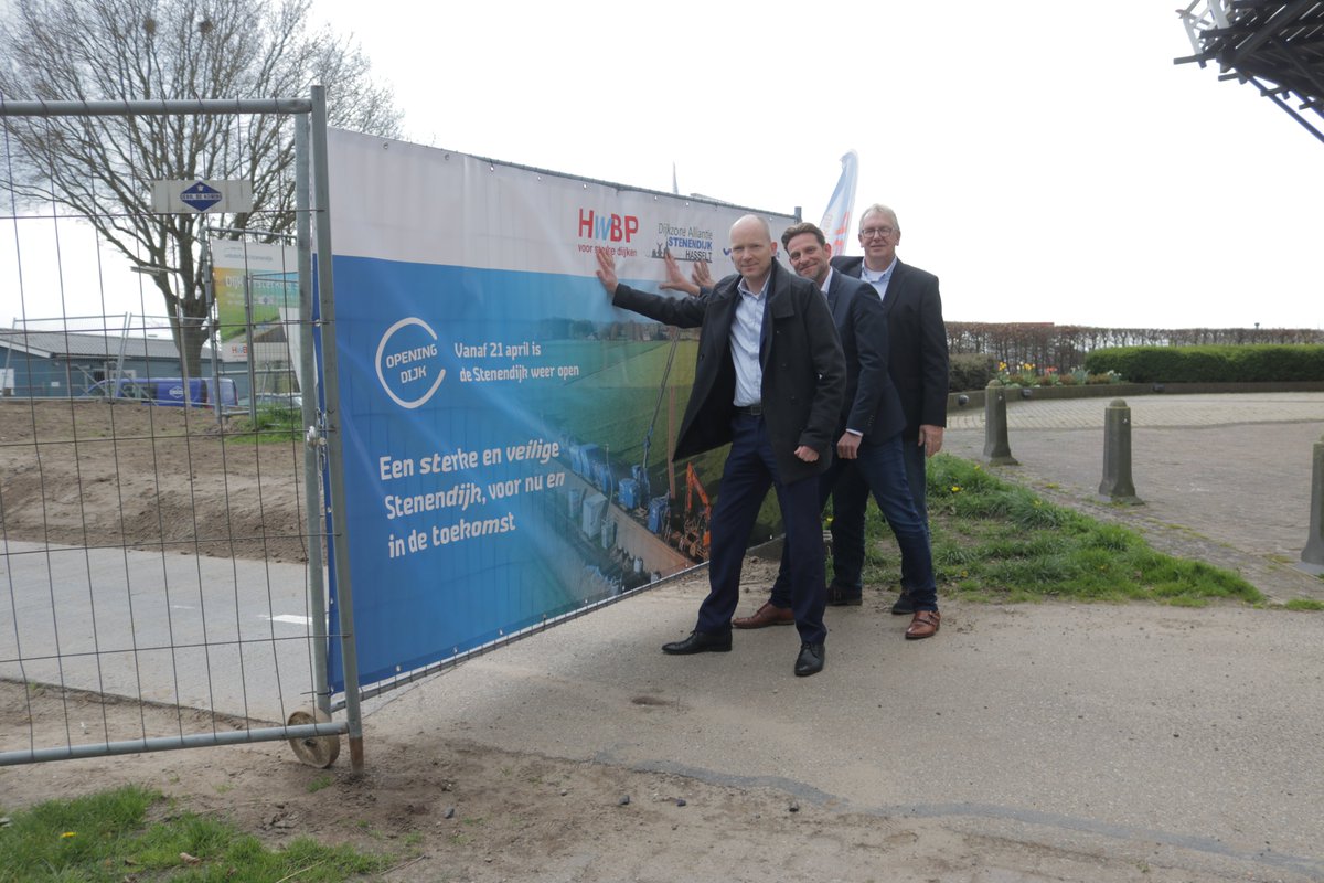 PloegamBV's tweet photo. De eerste emissieloze #dijkversterking van Nederland is afgerond. Na 10 maanden is de #Stenendijk in #Hasselt weer waterveilig voor de toekomst. De eeuwenoude en monumentale #dijk werd met 1700 damwandplanken versterkt. Lees meer: https://t.co/EwCIoMxBuE
#dijkwerkers #hwbp https://t.co/UkRGLdLi1L