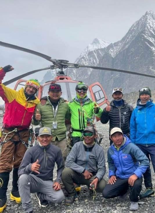 Rescue team involved to pull off Anurag Maloo out of crevasse to the hospital. RESPECT!🙏

Photo Courtesy: Captain Sobit Gauchan.