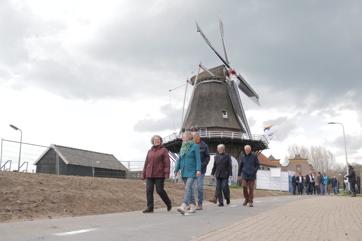 PloegamBV's tweet photo. De eerste emissieloze #dijkversterking van Nederland is afgerond. Na 10 maanden is de #Stenendijk in #Hasselt weer waterveilig voor de toekomst. De eeuwenoude en monumentale #dijk werd met 1700 damwandplanken versterkt. Lees meer: https://t.co/EwCIoMxBuE
#dijkwerkers #hwbp https://t.co/UkRGLdLi1L