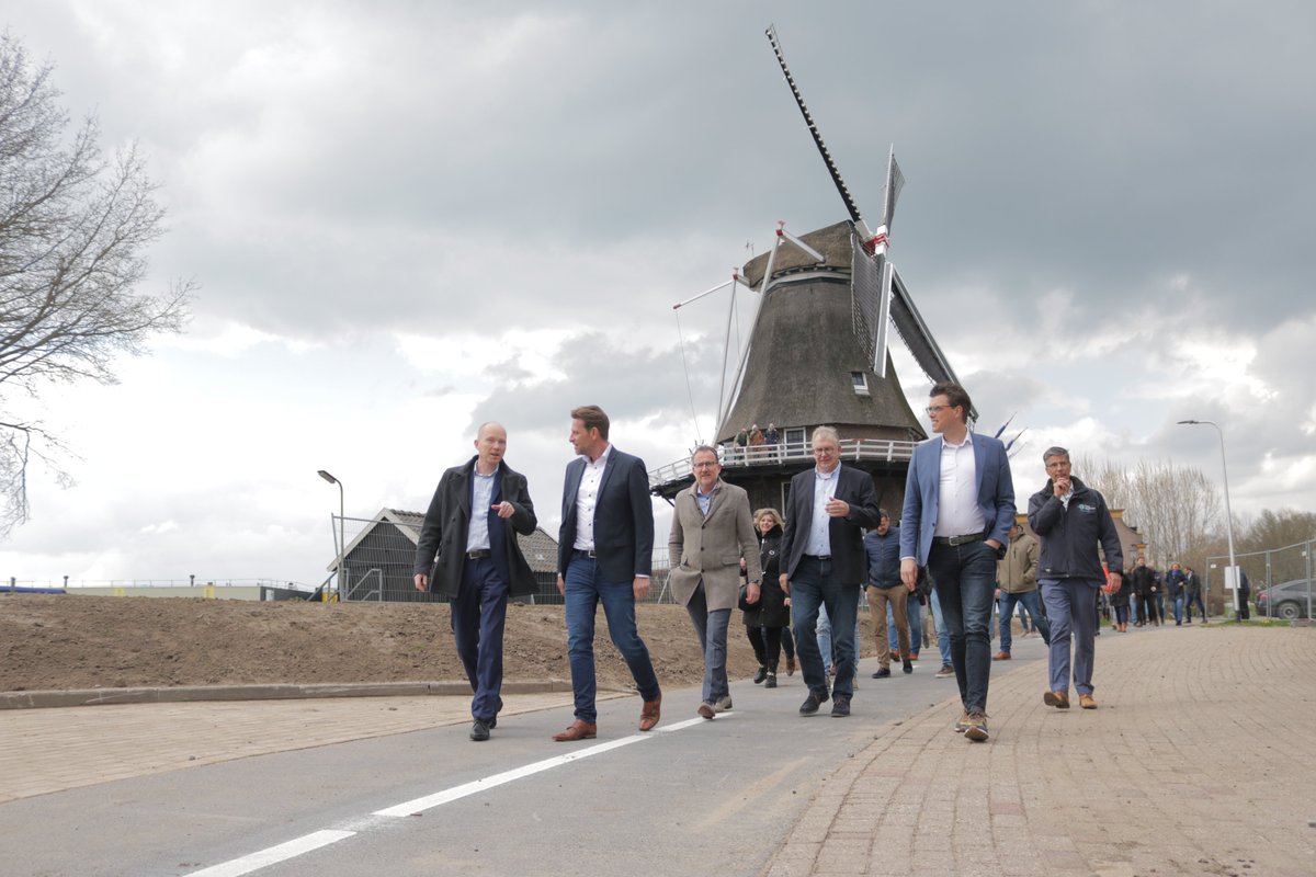 De eerste emissieloze #dijkversterking van Nederland is afgerond. Na 10 maanden is de #Stenendijk in #Hasselt weer waterveilig voor de toekomst. De eeuwenoude en monumentale #dijk werd met 1700 damwandplanken versterkt. Lees meer: ploegam.nl/nieuws/stenend…

#dijkwerkers #hwbp