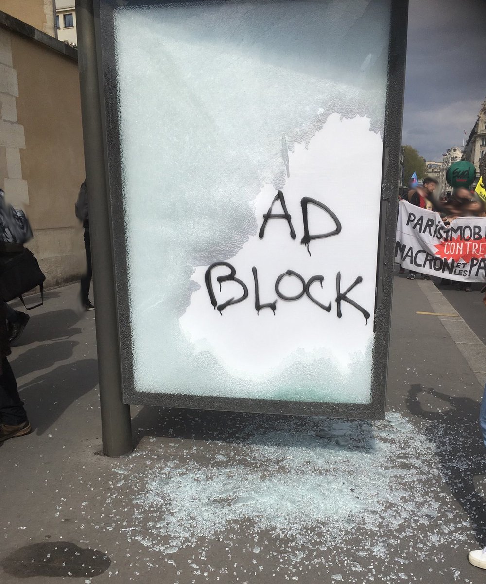Paris_luttes's tweet photo. Le cortège a dépassé le bon marché. Il est de plus en plus déter, et a même développé un bloqueur de pubs assez efficasse https://t.co/jyOalcpQhs