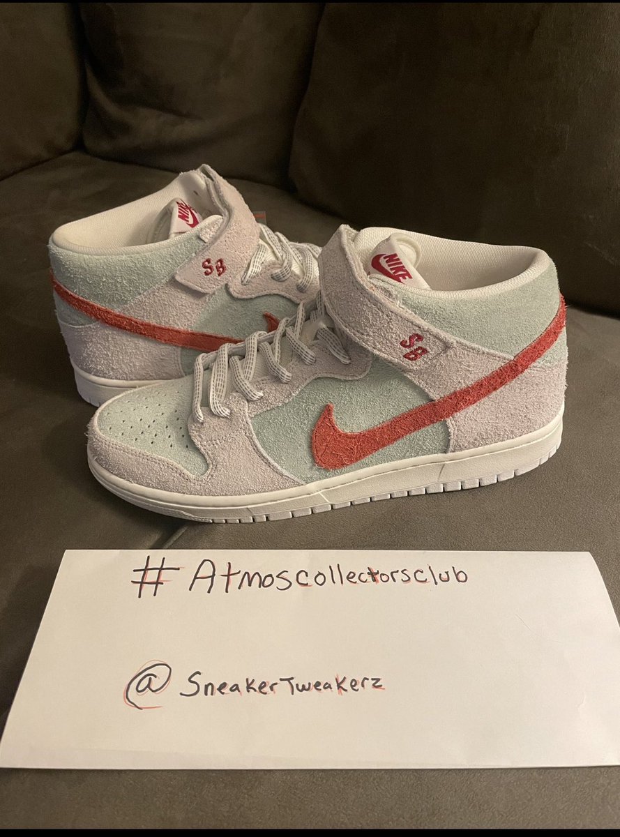 sneakertweakerz's tweet photo. Rocking my Nike SB White Widow Dunks with built-in stash pockets! Ready to stash my essentials and enjoy any show in style! @atmos_usa size 10.5 #concertready #nikesb #whitewidowdunks #stashpockets #atmoscollectorsclub #atmosweb https://t.co/2ZQyRdanXR