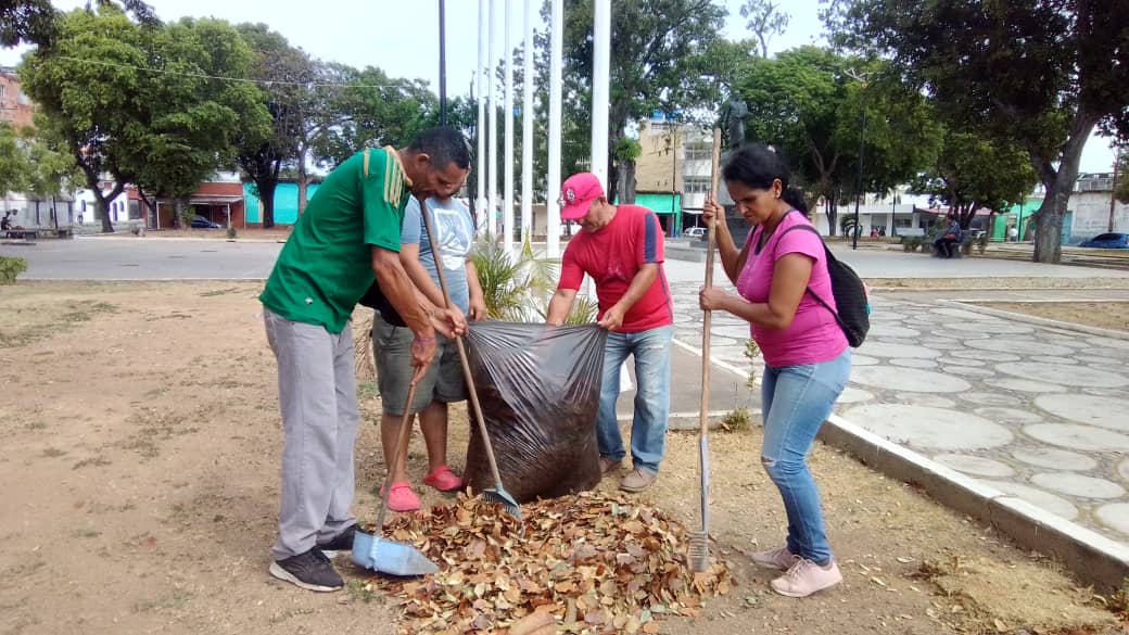 #DeInteres | Brigadistas de la Fund. @SucreTequiero  continúan en la Plaza Bolivar, parroquia Santa Catalina del municipio Bermúdez, con labores de limpieza y recolección de desechos vegetales. Bajo los lineamientos del Líder Político Gobernador Almte @GPintoVzla

#ManoDeHierro