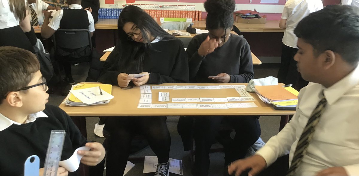 Estupendo 1E. 🇪🇸What better way to spend a 🌞 😎 afternoon than playing Mi Familia dominoes. Excellent teamwork 👌🎉🇪🇸and lovely Spanish pronunciation.@MrQuinn_STA @MrsRitchieSTA @StThomasAqSec @MissWhyteSTA