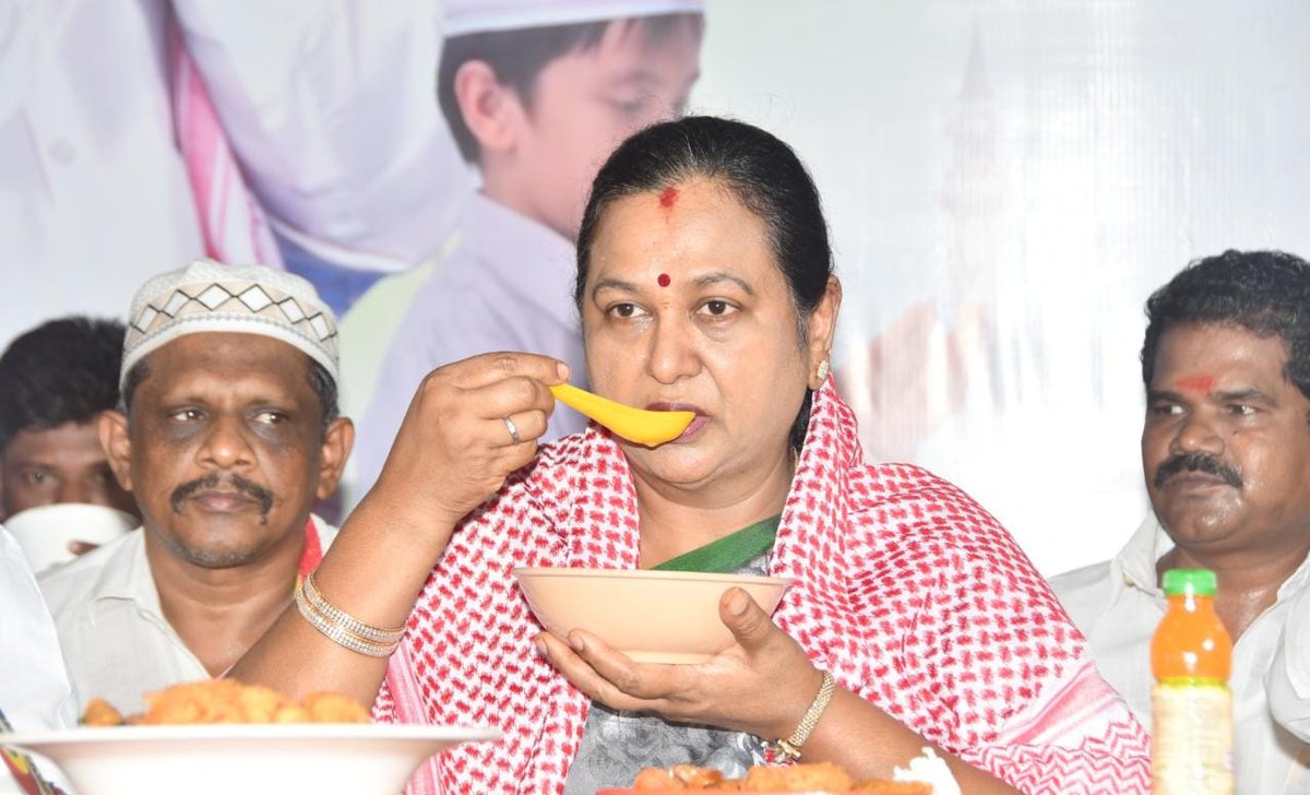 iVijayakant's tweet photo. தேசிய முற்போக்கு திராவிட கழகம் சார்பில் ,இப்தார் நோன்பு திறக்கும் நிகழ்ச்சி, இன்று- 20.04.2023 , கழக  பொருளாளர் திருமதி. பிரேமலதா விஜயகாந்த் தலைமையில் நடைபெற்றது. அப்போது எடுக்கப்பட்ட படங்கள். 

#ரம்ஜான் #இப்தார் https://t.co/Z4pVl1GpaL