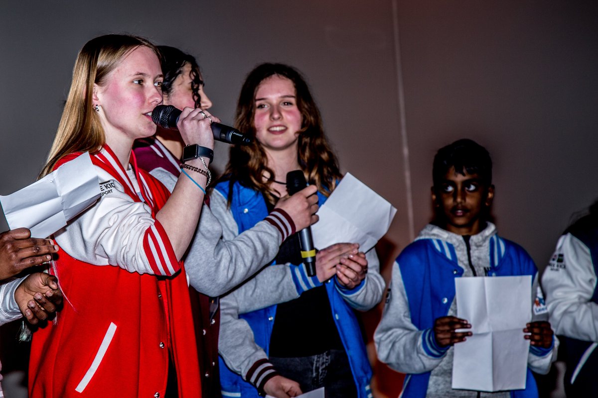 LeergeldDenHaag's tweet photo. Sanne neemt initiatief voor les over armoede.
“Ik heb geleerd om voor mezelf op te komen. Er is nog steeds taboe over mensen met weinig geld”. Naar aanleiding van de Jeugdjournaal-special over armoede, stuurde ze een mailtje aan haar docent. https://t.co/2X1cO9t8zL https://t.co/qpqMji7asQ