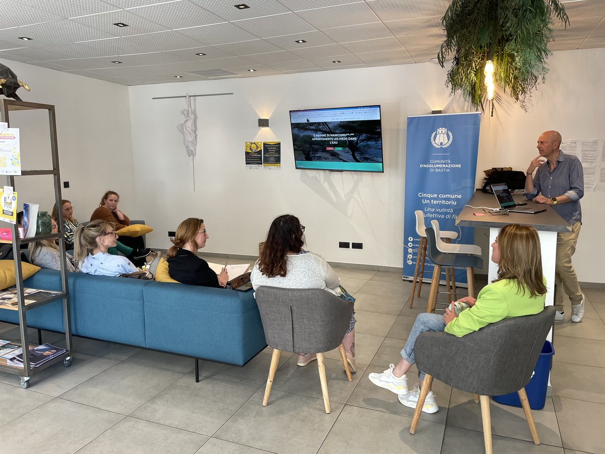 AVVIA_Corsica's tweet photo. 👨‍🏫Conférence

La Fabrique à projets  a accueilli la @CciCorse pour une conférence dédiée au « Référencement » et destinée aux commerçants

📈 Animée par Eric Roux de @corsicaweb, les participants ont découvert les bonnes pratiques pour améliorer la visibilité de leur site web ! https://t.co/TSAEDicHFA