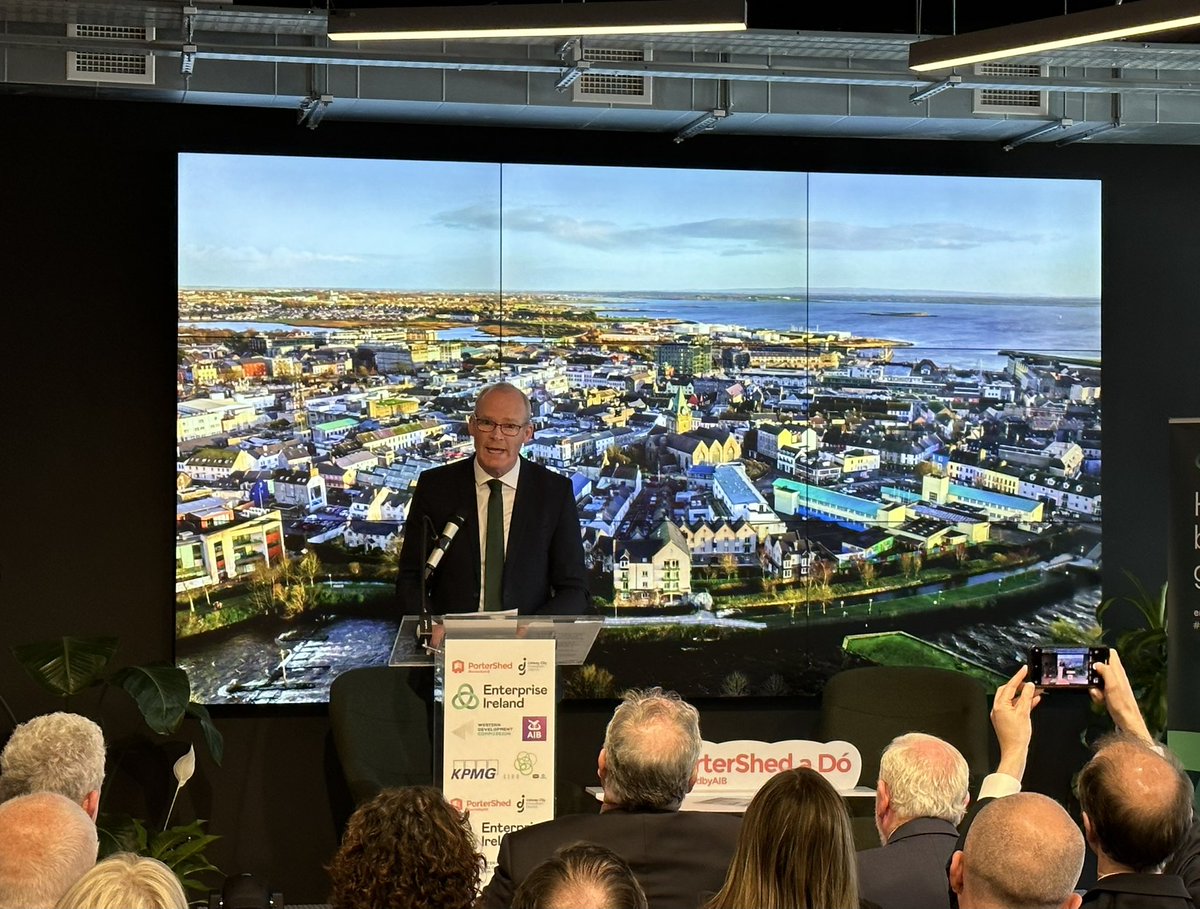 Minister @simoncoveney congratulates the @portershed team on winning the best startup hub in Ireland and joins the 7 year birthday celebrations 🚀🥂🎂

#GlobalAmbition #GalwayInnovationDistrict