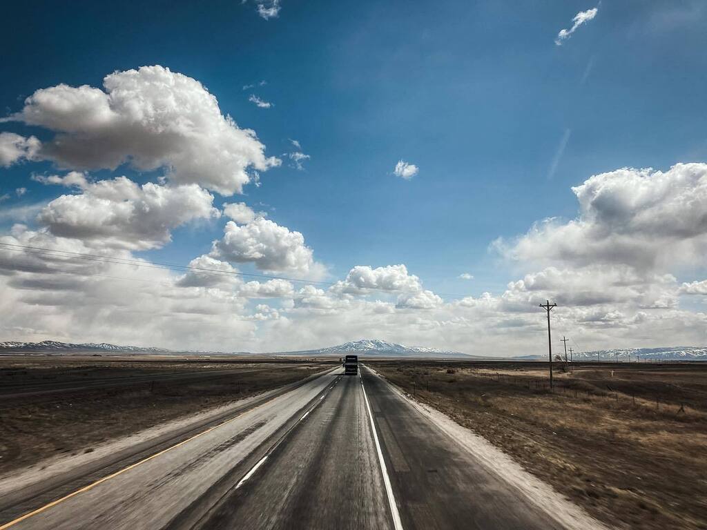 AaronDLuke's tweet image. Stuck on a bus for 14 hours 👎🏼
These views 👍🏼
・
・
・
・
・
・
・
・
・
#tourlife #roadlife #roadielife #worldtraveler #ohtheplacesyoullgo #travel #mountains #clouds #utah #idaho instagr.am/p/CrQsg3trY6v/