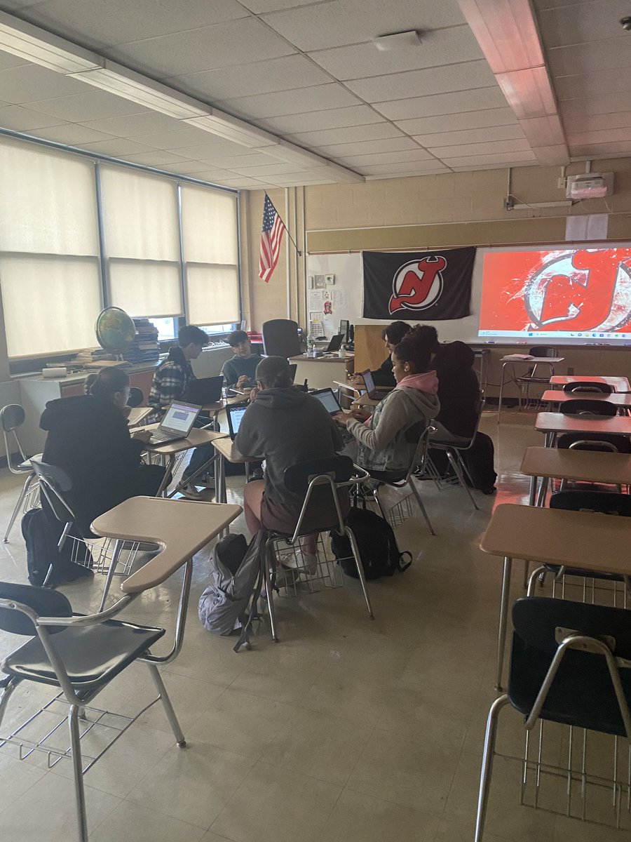MrDMcCartney's tweet photo. Students are working collaboratively in US2 honors for a debate as to whether LBJ’s Great Society was a good deal for all Americans! They’re so excited! #gobears @rspirito11 @AshleySmithEd @HHS_Principal22 https://t.co/PqX3La3T6n