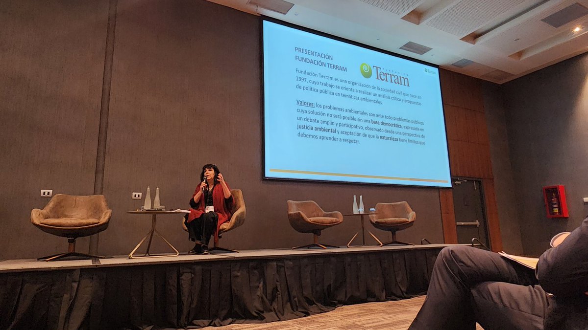 🟠AHORA
En el #CescoWeek2023, organizado por <a href="/CentroCESCO/">CESCO</a>, nuestra directora ejecutiva <a href="/FlaviaLiberona/">Flavia Liberona</a> se encuentra presentando sobre los "Estándares socioambientales desde la mirada de las ONGs ambientales".

#Minería