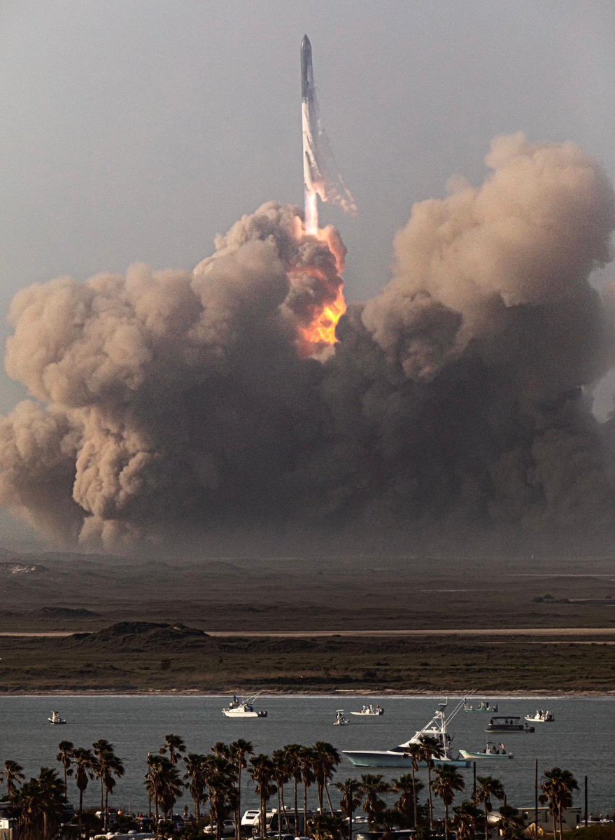 visegrad24's tweet photo. The largest rocket in the history of humanity was launched today https://t.co/WA91cSLbLF