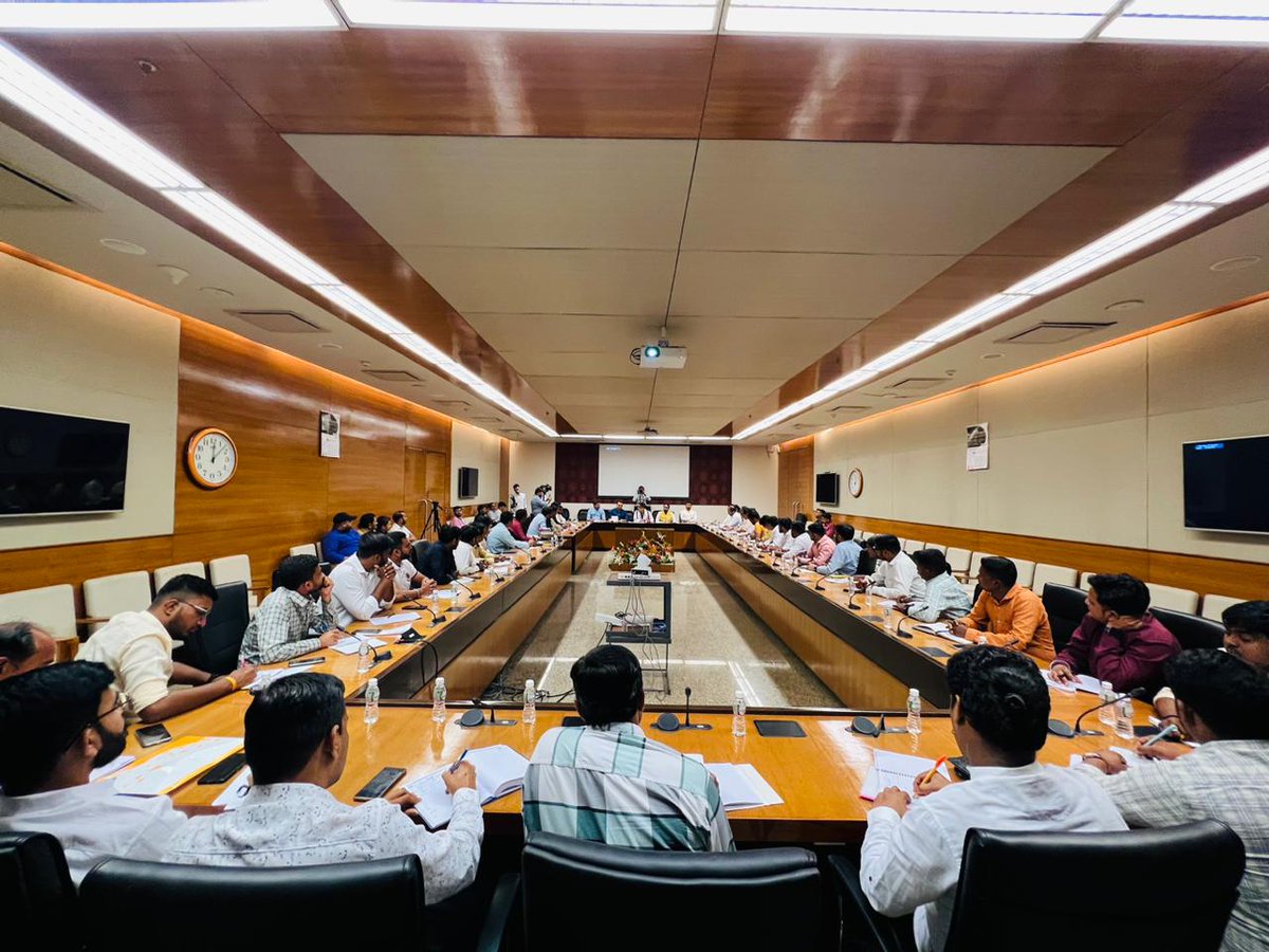 સ્વામી વિવેકાનંદ ગુજરાત રાજ્ય યુવા બોર્ડ દ્વારા Y-20 અંતર્ગત યુવાનો સાથે 400 જગ્યા યુથ ટોક કરશે.

આ પ્રસંગે સ્ટેટ કો.ઓડીનેટર શ્રી કૌશલભાઈ દવે, ગુજરાત પ્રદેશના યુવા અધ્યક્ષ શ્રી પ્રશાંતભાઈ કોરાટ, તેમજ ઝોન કોર્ડીનેટર શ્રી હિમાંશુભાઈ પટેલ સહીત જિલ્લા ઝોન સંયોજકો  ઉપસ્થિત રહ્યા.