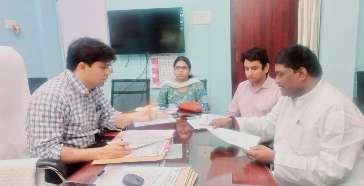 Sushilpandeysu1's tweet photo. आज श्रीमान महानिदेशक स्कूल शिक्षा से मुलाकात कर परिषदीय विद्यालयों के समय परिवर्तन,शिक्षको के स्थानांतरण,पदोन्नत, रमजान अवकाश विभिन्न जनपदों के शिक्षक, शिक्षिकाओं की समस्याओं सहित अन्य विभिन्न समस्याओं के संबंध में पत्र के माध्यम से अवगत कराया। @myogiadityanath @thisissanjubjp https://t.co/IfNFheOvvE