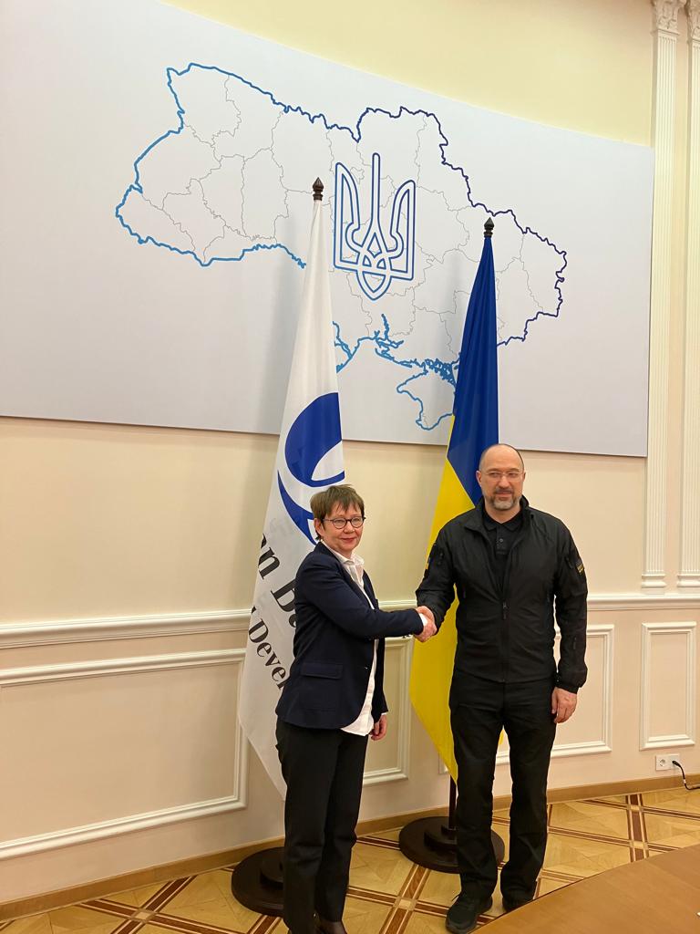 OdileRenaud's tweet photo. I've returned to Kyiv for my second visit here since the war began.

So impressed by the resilience and fortitude of our friends in #Ukraine such as @Denys_Shmyhal @SergiiMarchenk3 @NBUkraine and @OlKubrakov and humbled to be their guest.

#SupportingUkraine https://t.co/bUGwAXWPzl