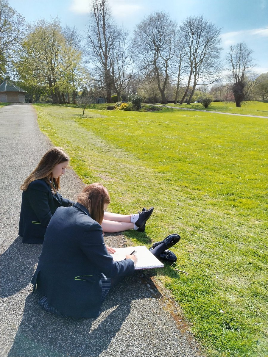 croydonhighart's tweet photo. And we are back! Our lovely year 10 artists starting their new textiles project, firstly gathering primary resource drawings in our beautiful grounds #SummerTerm #Art #Drawing #FeltMaking @CroydonHigh @croydonhighart 🎨🖌️ #GCSE https://t.co/t0T6ProDiw