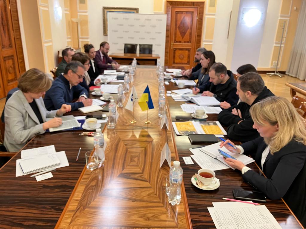 OdileRenaud's tweet photo. I've returned to Kyiv for my second visit here since the war began.

So impressed by the resilience and fortitude of our friends in #Ukraine such as @Denys_Shmyhal @SergiiMarchenk3 @NBUkraine and @OlKubrakov and humbled to be their guest.

#SupportingUkraine https://t.co/bUGwAXWPzl