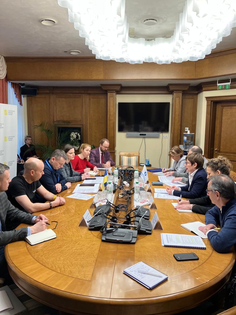 OdileRenaud's tweet photo. I've returned to Kyiv for my second visit here since the war began.

So impressed by the resilience and fortitude of our friends in #Ukraine such as @Denys_Shmyhal @SergiiMarchenk3 @NBUkraine and @OlKubrakov and humbled to be their guest.

#SupportingUkraine https://t.co/bUGwAXWPzl