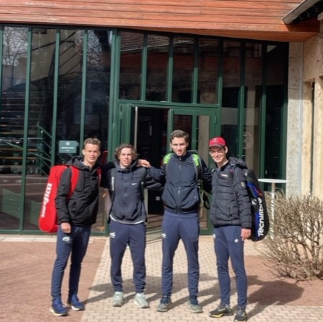 👏🎾🎓 Felicitations à <a href="/lucavanassche/">Luca Van Assche</a>, étudiant en mathématiques à l’<a href="/Paris_Dauphine/">Université Paris Dauphine - PSL</a> et licencié à la #FFSU !

👉 instagram.com/p/CrQnfS3IbOn/…

📸 <a href="/DAUPHINE_SPORTS/">DAUPHINE_SPORTS</a> 

#FFSU 
#SportUniversitaire 
#DoubleProjet  
<a href="/FFTennis/">FFT</a> 
<a href="/WeAreTennisFR/">We Are Tennis France</a> 
<a href="/lecoqsportif/">le coq sportif</a>