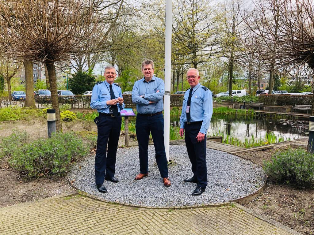 Ray15Kramer's tweet image. Vandaag een “verrassingsbezoek” van Commandant #DOSCO @LtGenVerbeek aan de @FMW_NLDA locatie Breda. Mooie en bevlogen gesprekken met Faculteitsbestuur, hoogleraren, docenten, promovendi en (Staf)ondersteuners. Dank voor het bezoek, meer dan gewaardeerd. @NLDA_DOSCO #trots