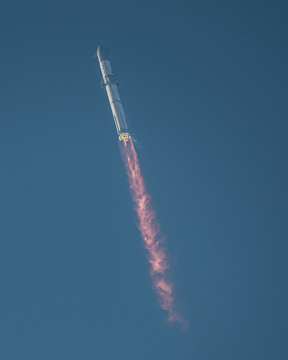 InformaCosmos's tweet photo. Starship, el cohete más poderoso de la historia, tomando vuelo. 

Es un momento emocionante. 

📸: John Kraus https://t.co/bYZDDVkHfq