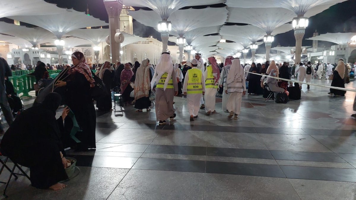 FursanAlsuffh's tweet photo. مشاركة فريق فرسان الصفة التطوعي بجمعية التنمية الأهلية بقباء بالمدينة
و نادي ثانوية طابة التطوعي
و نادي 2030 التطوعي بثانوية الأمير نايف
في أعمال تنظيم المصليات في ساحات #المسجد_النبوي  النبوي خلال أيام شهر #رمضان المبارك
@csdm1382
@SaudiNVG
@MOE_MDI_02_0095 @MOE_MDI_02_0084 https://t.co/JdRiHHW4Rz