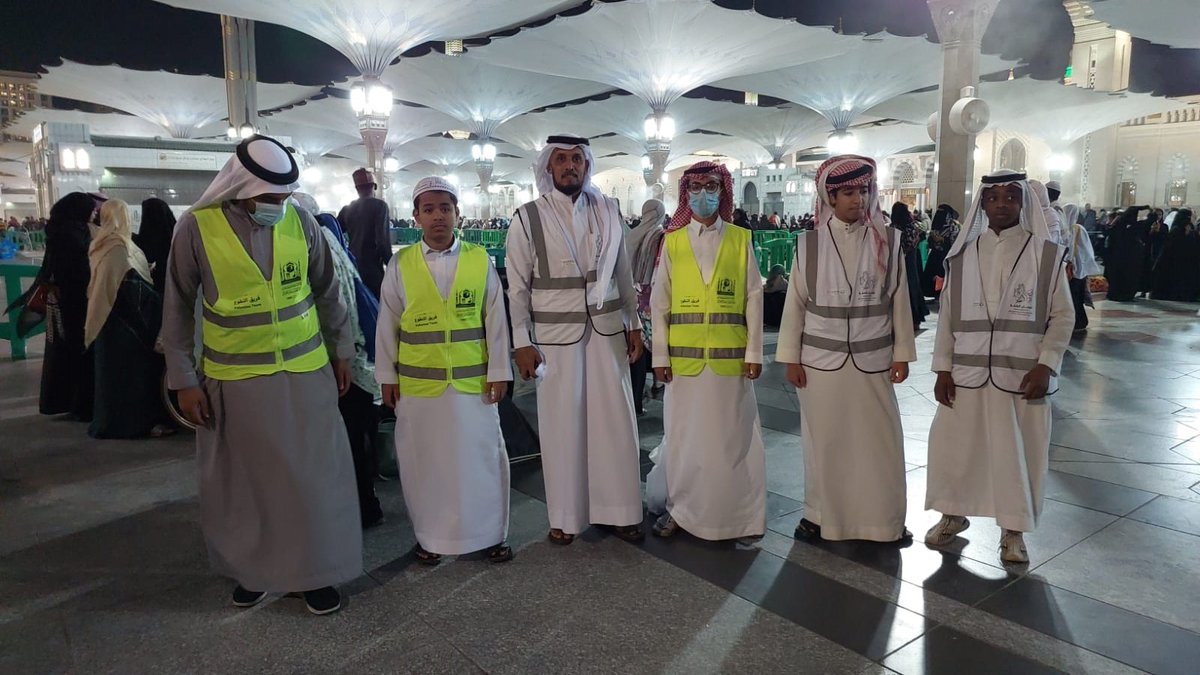 FursanAlsuffh's tweet photo. مشاركة فريق فرسان الصفة التطوعي بجمعية التنمية الأهلية بقباء بالمدينة
و نادي ثانوية طابة التطوعي
و نادي 2030 التطوعي بثانوية الأمير نايف
في أعمال تنظيم المصليات في ساحات #المسجد_النبوي  النبوي خلال أيام شهر #رمضان المبارك
@csdm1382
@SaudiNVG
@MOE_MDI_02_0095 @MOE_MDI_02_0084 https://t.co/JdRiHHW4Rz