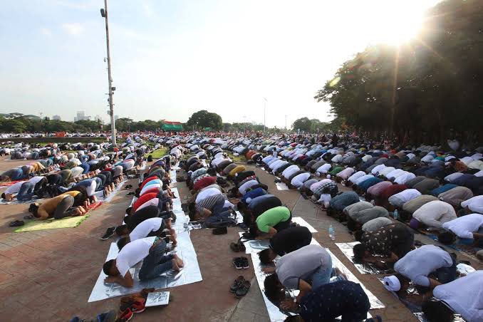 Philippine_live's tweet photo. أعلنت "دار الإفتاء لمسلمي الفلبين" أن غدا الجمعة هو المتمم لشهر رمضان المبارك وأن يوم السبت ٢٢ أبريل هو أول أيام شهر شوال وعيد الفطر المبارك تقبل الله صيامكم وطاعاتكم وكل عام وانتم بخير https://t.co/xjJ02sxLzp