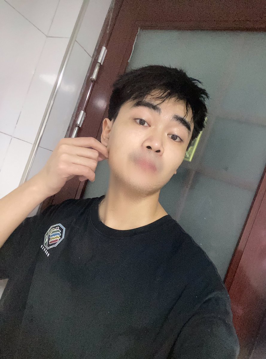 xiaozhu_7's tweet photo. 看外表是个平平无奇的1，床上多变态谁知道呢😎 https://t.co/xz0i2pFh2I