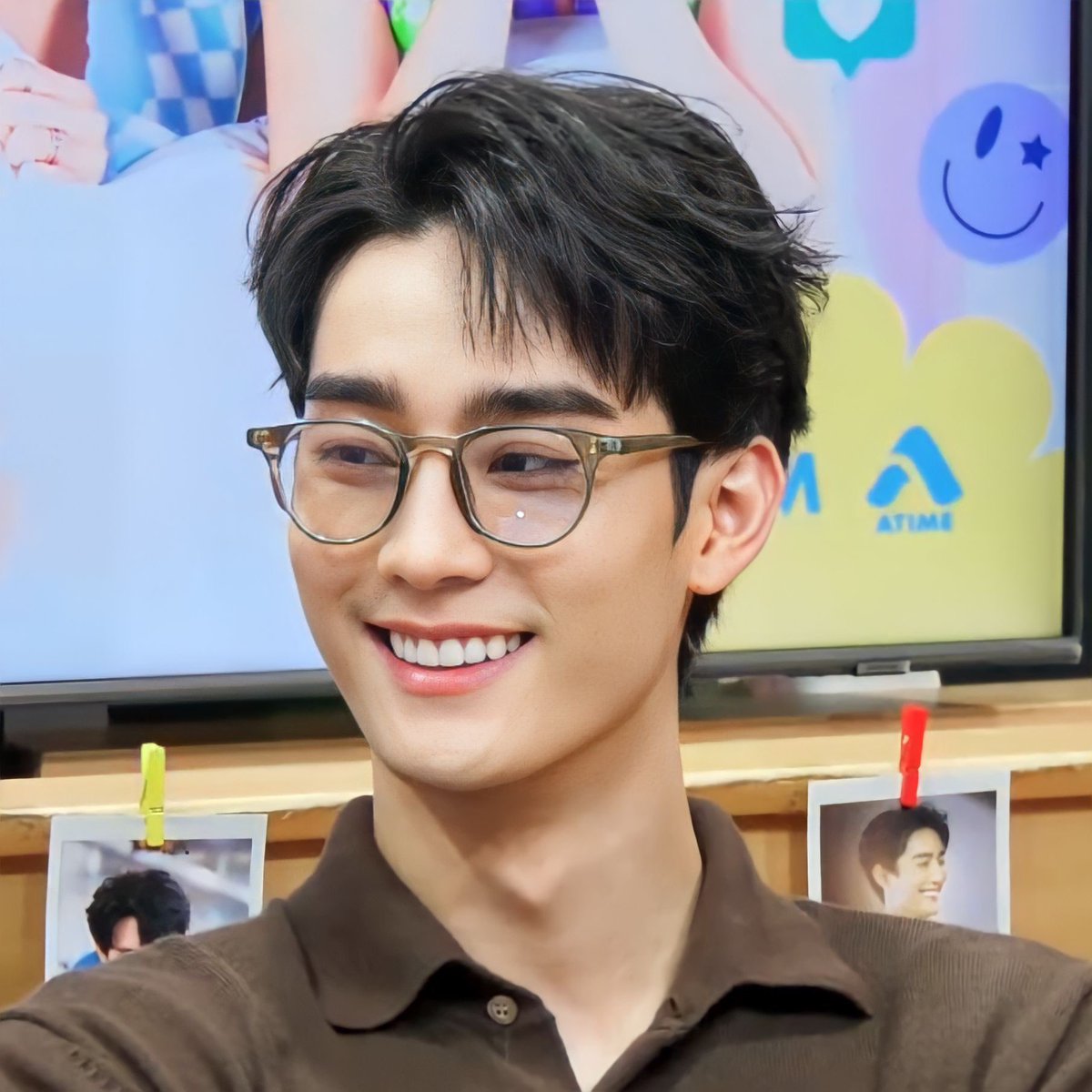 woow_entt's tweet photo. บุ๊ค : ฟอสมันป๊อบตอนสมัยเรียน 🦊🍡
อยากสะกิดป้าข้างบ้านมาดู อยากจะเช่าบิลบอร์ดฉายความหล่อเหลาเอาการของแด๊ดดี้ หล่อจนอยากตีลังกา อยากรำถวายให้คุณพี่ฟอสคร่า❤️🔥 ดูอวยมั้ย เวอร์ป่ะ ก็ไม่นิ่ หล่อจริง!!!😏 #EFMFandomxForceBook #forcebook #ฟอสบุ๊ค #EFMFandom #GMMTV #ฟอสจิรัชพงศ์ https://t.co/2jtVfTNjTO