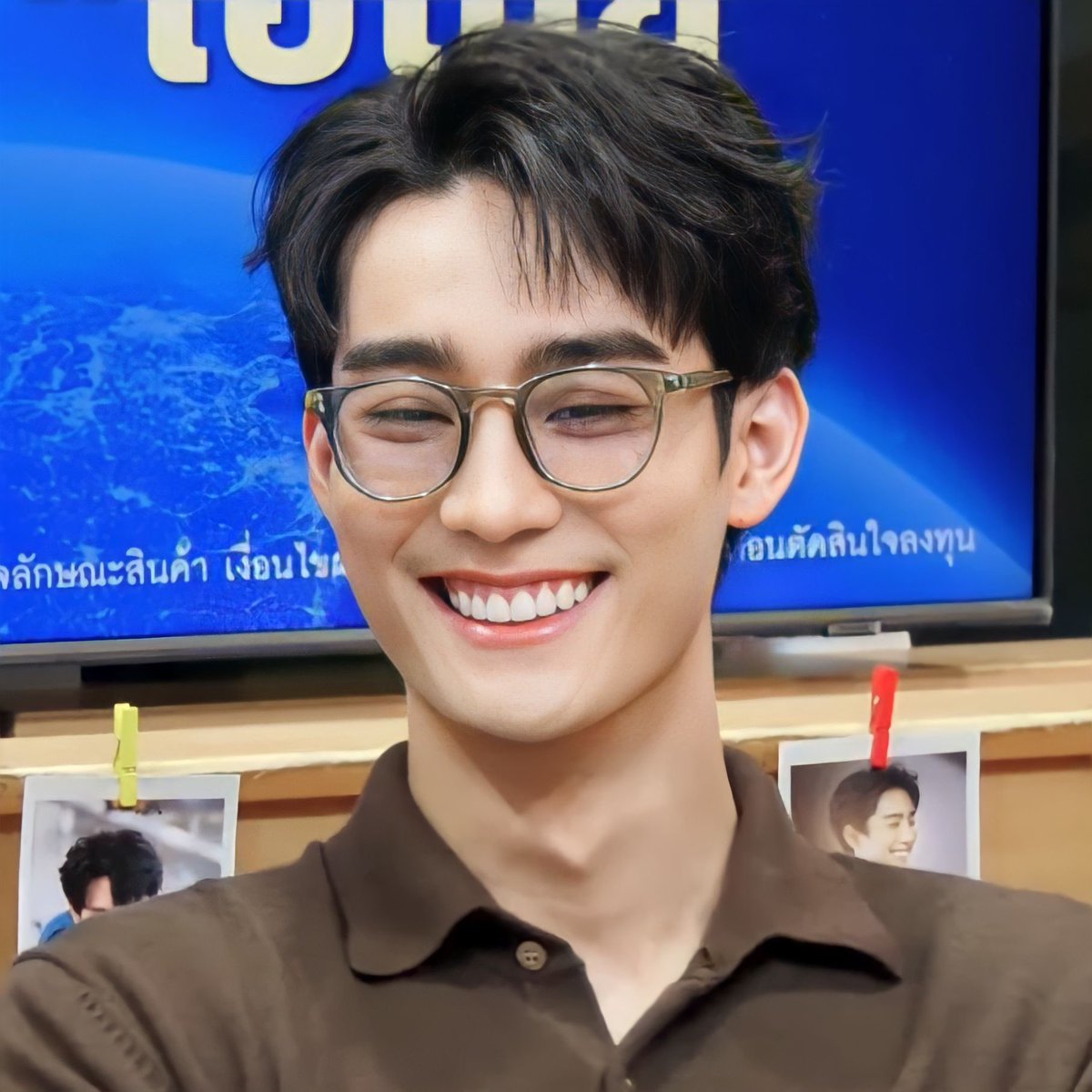 woow_entt's tweet photo. บุ๊ค : ฟอสมันป๊อบตอนสมัยเรียน 🦊🍡
อยากสะกิดป้าข้างบ้านมาดู อยากจะเช่าบิลบอร์ดฉายความหล่อเหลาเอาการของแด๊ดดี้ หล่อจนอยากตีลังกา อยากรำถวายให้คุณพี่ฟอสคร่า❤️🔥 ดูอวยมั้ย เวอร์ป่ะ ก็ไม่นิ่ หล่อจริง!!!😏 #EFMFandomxForceBook #forcebook #ฟอสบุ๊ค #EFMFandom #GMMTV #ฟอสจิรัชพงศ์ https://t.co/2jtVfTNjTO