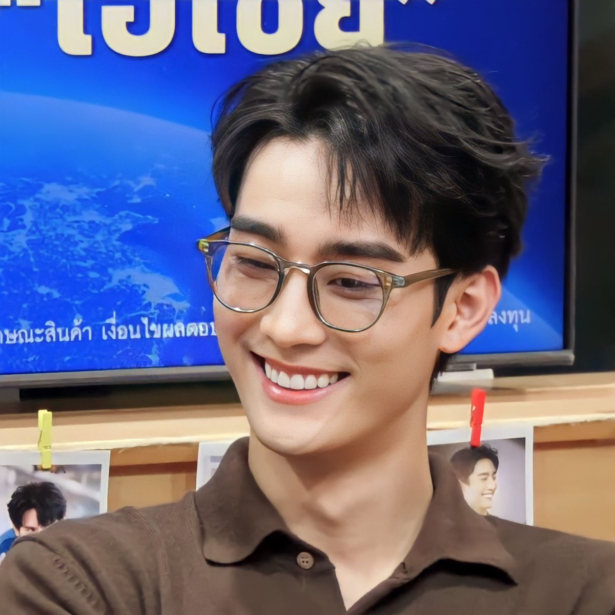 woow_entt's tweet photo. บุ๊ค : ฟอสมันป๊อบตอนสมัยเรียน 🦊🍡
อยากสะกิดป้าข้างบ้านมาดู อยากจะเช่าบิลบอร์ดฉายความหล่อเหลาเอาการของแด๊ดดี้ หล่อจนอยากตีลังกา อยากรำถวายให้คุณพี่ฟอสคร่า❤️🔥 ดูอวยมั้ย เวอร์ป่ะ ก็ไม่นิ่ หล่อจริง!!!😏 #EFMFandomxForceBook #forcebook #ฟอสบุ๊ค #EFMFandom #GMMTV #ฟอสจิรัชพงศ์ https://t.co/2jtVfTNjTO