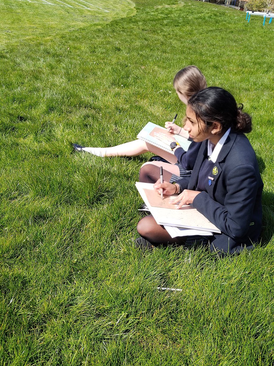 croydonhighart's tweet photo. And we are back! Our lovely year 10 artists starting their new textiles project, firstly gathering primary resource drawings in our beautiful grounds #SummerTerm #Art #Drawing #FeltMaking @CroydonHigh @croydonhighart 🎨🖌️ #GCSE https://t.co/t0T6ProDiw