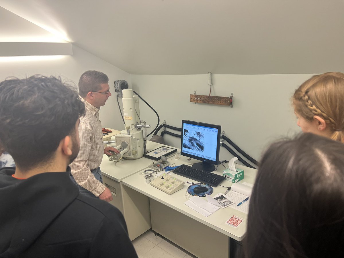 LovelessRadio's tweet image. Learning about the cool toys @SyracuseU and @SUBioInspired in our imaging in cell and developmental biology course @SUBiology! #funwithstudents #SEM #AFM