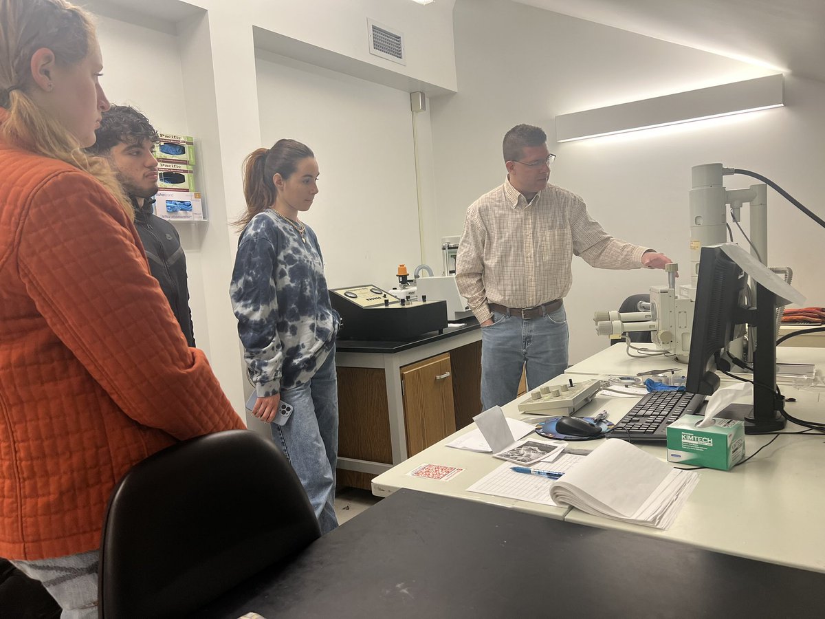LovelessRadio's tweet image. Learning about the cool toys @SyracuseU and @SUBioInspired in our imaging in cell and developmental biology course @SUBiology! #funwithstudents #SEM #AFM