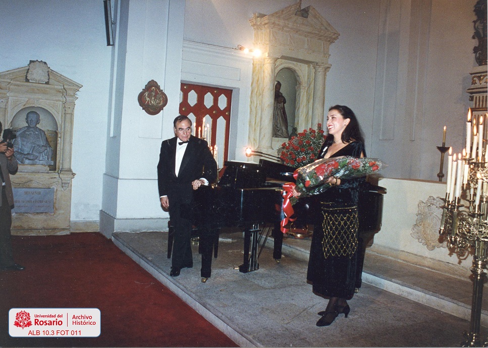 ArchivoHUR's tweet photo. #tbtAHUR La mezzosoprano Martha Senn, en concierto en la Bordadita, década de 1990. #archivo #arte #música https://t.co/nF3WppHlvE