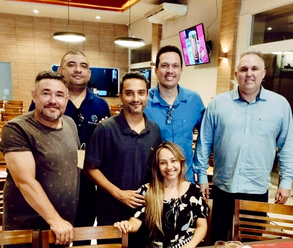 Quem estará nas trincheiras ao teu lado?
‐ E isso importa?
‐ Mais do que a própria guerra. 

Amigo mais chegado que irmão. Provérbios 18:24
Almoço de despedida do amigo @majorcostaaraujo que agora vai servir a nação brasileira no estado do Rio de Janeiro.
Conte sempre comigo