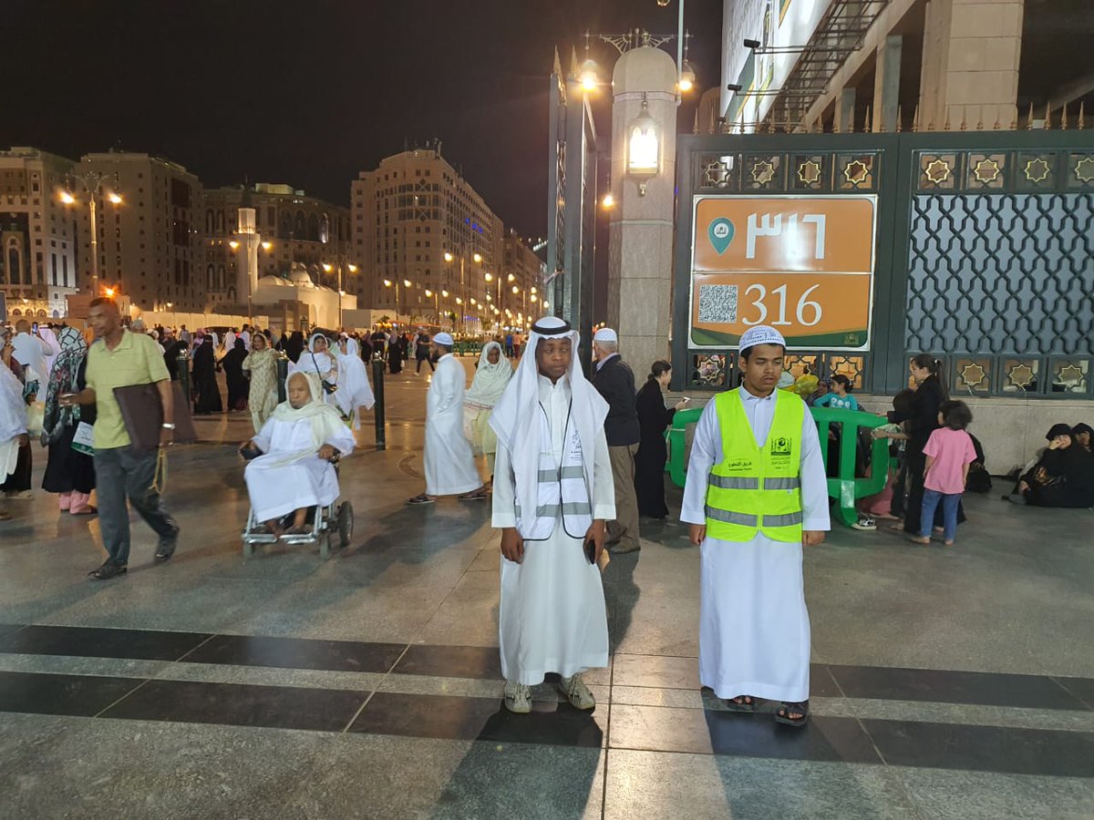 FursanAlsuffh's tweet photo. وافر الشكر والتقدير لمتطوعي فريق نادي 2030 التطوعي بثانوية الأمير نايف لمشاركتهم في أعمال تنظيم المصليات في ساحات #المسجد_النبوي النبوي خلال أيام شهر #رمضان المبارك مع فريق فرسان الصفة التطوعي بجمعية التنمية الأهلية بقباء بالمدينة
@csdm1382
@MOE_MDI_02_0095 https://t.co/GbkSmIlCsY