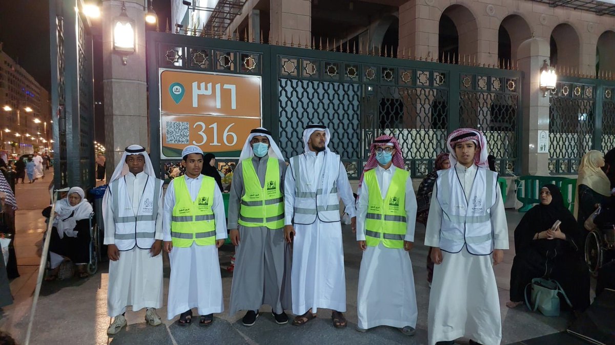 FursanAlsuffh's tweet photo. وافر الشكر والتقدير لمتطوعي فريق نادي 2030 التطوعي بثانوية الأمير نايف لمشاركتهم في أعمال تنظيم المصليات في ساحات #المسجد_النبوي النبوي خلال أيام شهر #رمضان المبارك مع فريق فرسان الصفة التطوعي بجمعية التنمية الأهلية بقباء بالمدينة
@csdm1382
@MOE_MDI_02_0095 https://t.co/GbkSmIlCsY