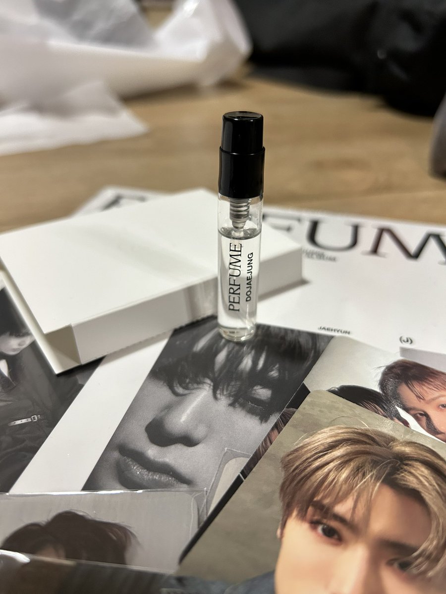 Go10P's tweet photo. 한번 시향 해본 도재정 ��수 샘플 1.5 양도 합니당 (종이 포장 안뜯고 그대로, 남은양 거의 그대로에용)

처음엔 시트러스향 나다가 잔향은 네��리, 머스크 향 잔잔 은은하니 호불호 없을듯한 향입니다

반택 가능하니 편하게 dm 주세요~! https://t.co/h1SU9IJ7LT