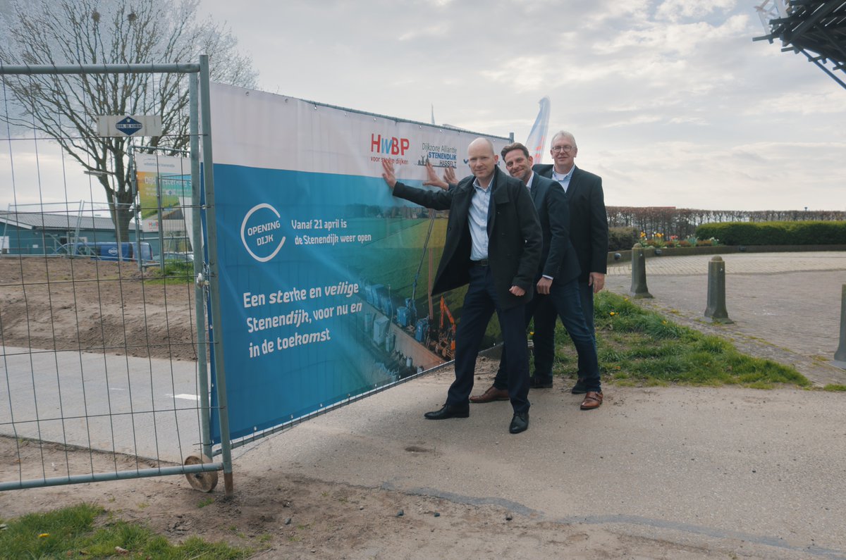 WDODelta's tweet photo. De eerste emissieloze #dijkversterking van Nederland is klaar. Na 10 maanden is de #Stenendijk in #Hasselt waterveilig voor de toekomst ๐ช. De eeuwenoude en monumentale #dijk werd met 1700 damwandplanken versterkt en de historische muur is gerestaureerd: https://t.co/1Q0B6S07A5 https://t.co/zMk1Rq0daJ