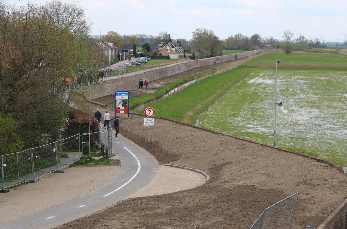 WDODelta's tweet photo. De eerste emissieloze #dijkversterking van Nederland is klaar. Na 10 maanden is de #Stenendijk in #Hasselt waterveilig voor de toekomst ๐ช. De eeuwenoude en monumentale #dijk werd met 1700 damwandplanken versterkt en de historische muur is gerestaureerd: https://t.co/1Q0B6S07A5 https://t.co/zMk1Rq0daJ