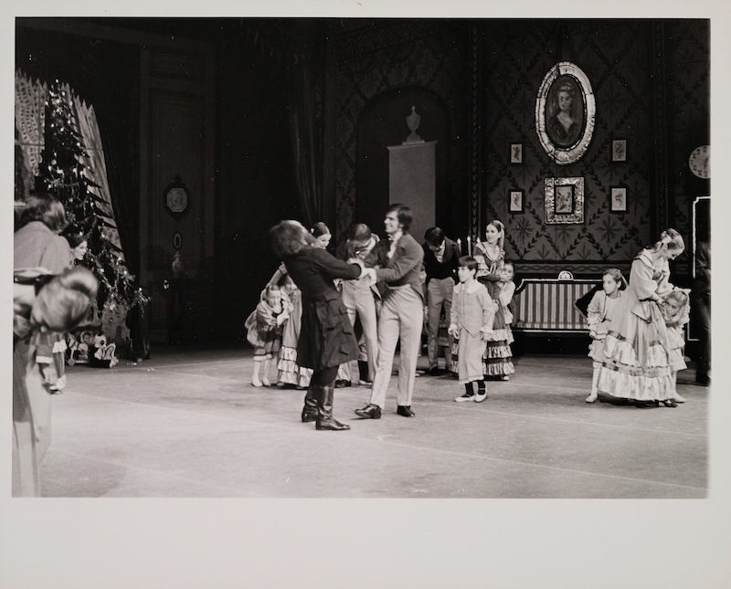Bibliodanse's tweet photo. En cette journée #ArchiveCelebration, quelques souvenirs festifs du premier acte du Casse-Noisette de Fernand Nault 🎉
#Archive30 #CasseNoisette #grandsballets https://t.co/U3cpty2yWj